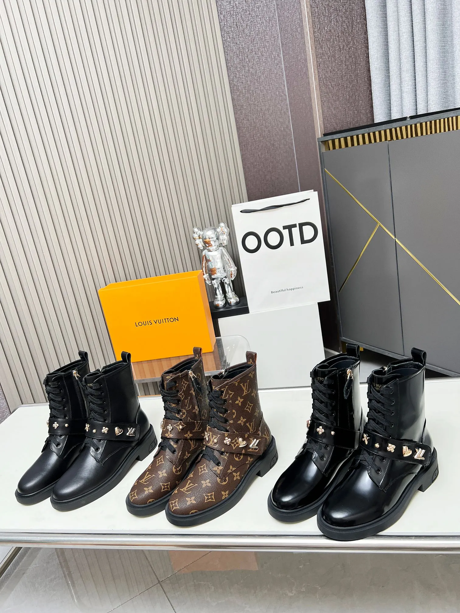 👟👟Ex-factory price 760👟👟Louis Vuitton 2024 autumn and winter high-end customization, major star Internet celebrity catwalk style, century-old classic, exquisite craftsmanship, comfortable on the feet, side zipper design for easy putting on and taking off. This Citizen flat boots are made of smooth cow leather, with rich elements to interpret military style. Adjustable Velcro laces are accented with studs, giving the Monogram flower and LV Twist logo a metallic sheen, while a lightweight rubber outsole completes the look. Fabric: full-grain cowhide, lining: cowhide, buckle: original mold, outsole, original mold, color: black cowhide, black open edge beads, coffee color, code number: 36 to 40 (41 and 42 can be customized, non-refundable). Bosses are welcome to order (open edge beads + 10 meters)